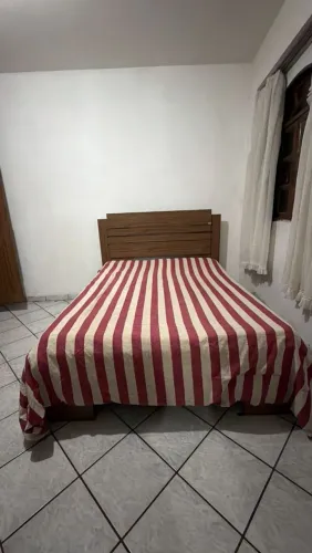 Churrasqueira, sofá retrátil,cama casal e geladeira