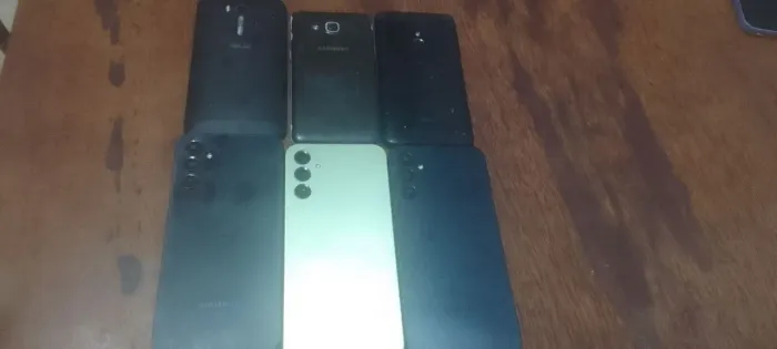 Celulares com desfeito nas placas