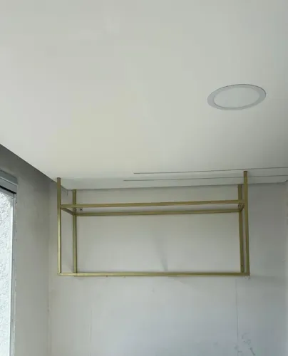 Prateleira suspensa dourada com 2 base em vidro R$ 150,00