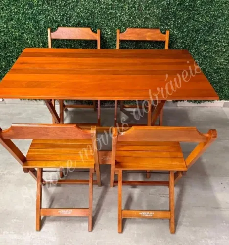 Mesa de madeira com 4 cadeiras
