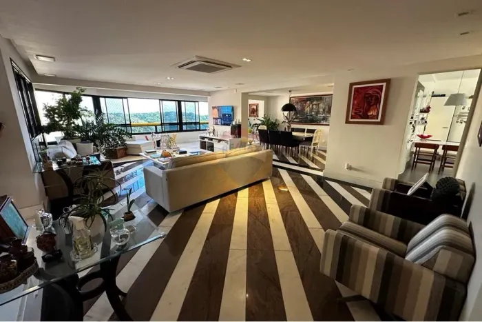 Descubra a Essência do Luxo no Alto do Itaigara: Mansão Beverly Hills