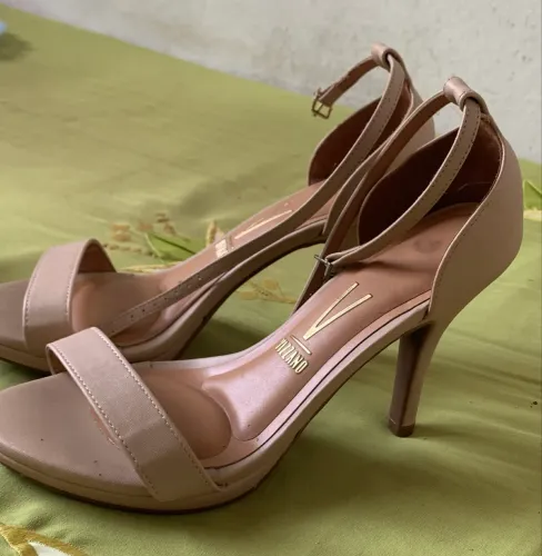 Sandália salto vizzano seminova 