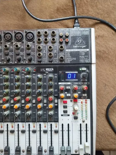 Mesa de Som Behringer Xenyx X1204USB 12 Canais Profissional + Efeitos + USB