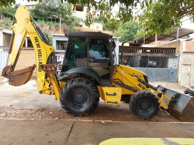 RETROESCAVADEIRA TRAÇADA 4X4 ANO 2020