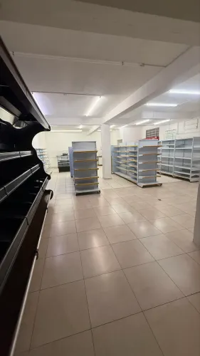 Alugo ponto comercial para mercado  com os equipamentos 