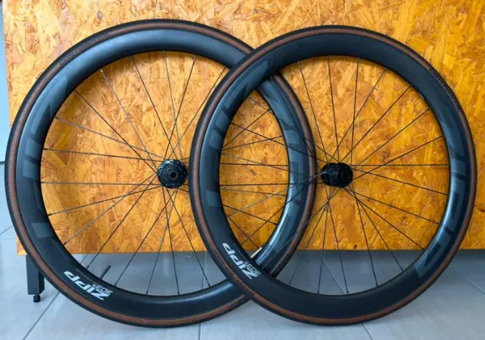  Rodas  ZIPP ROAD 303 S XDR 700C 12X142 CARBONO PRETO E GRAFITE A1