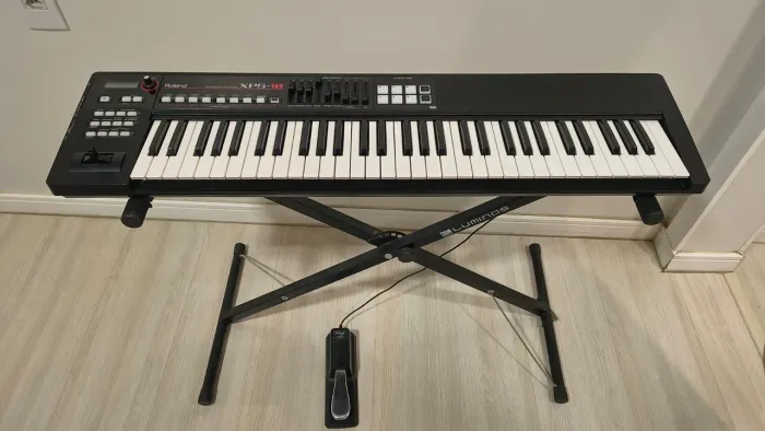 Teclado Roland XPS-10 + Pedal Sustain + Suporte X | Excelente Estado