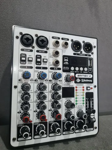 mesa de som com interface de áudio Waldman British B-4