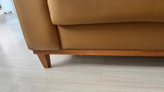 Vendo sofá com 6 almofadas.