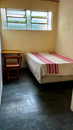 Quarto individual mobiliado C/ frigobar no Caiçara.
