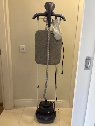 Passadeira a vapor vertical Electrolux