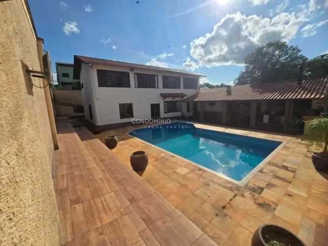 Casa Ampla à Venda | 5 Quartos, Piscina e Espaço Gourmet