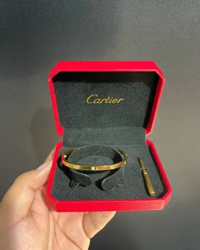 Pulseira Cartier na caixa 