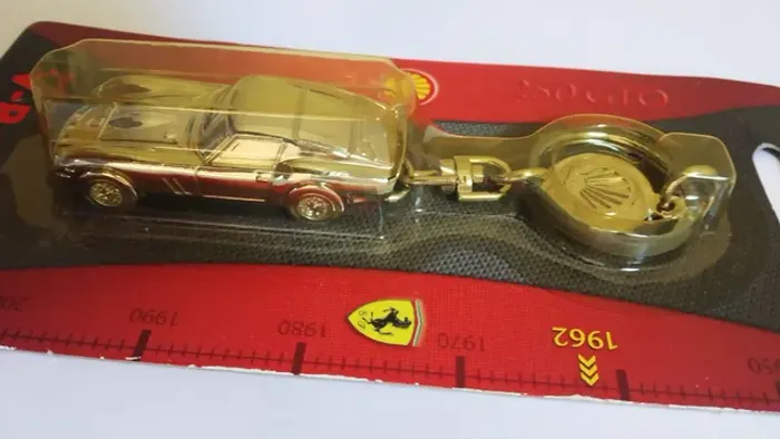 Chaveiro Miniatura Dourada Ferrari 250 Gto 1962 Lacrada