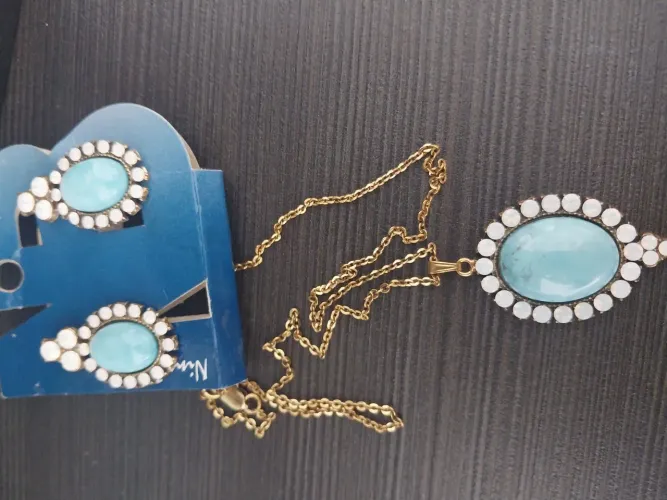 Conjunto de colar e brincos turquesa. Semi Joias