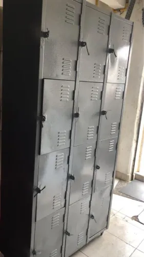 Armário de  com 12  portas 