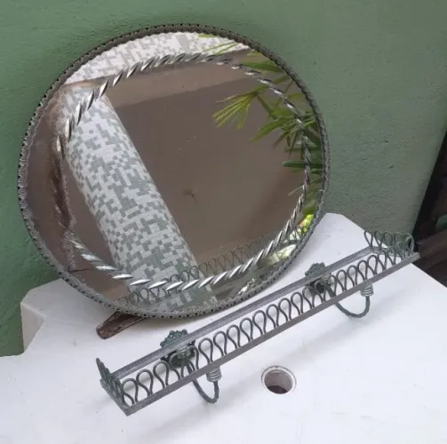 Vendo espelho oval decorado com prateleira, 53 x 44 cm. Antigos com mais de 60 anos.