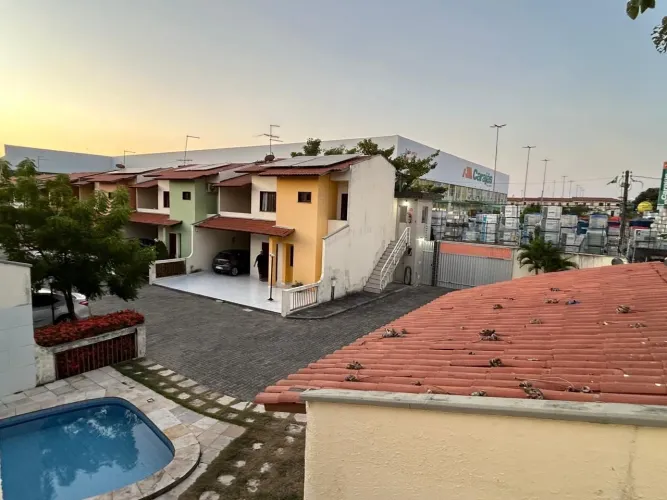 Casa em Condomínio Fechado com Piscina - Ótima Oportunidade!