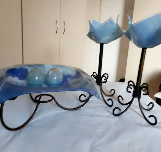 Fruteira e 2 castiçais em vidro opalino e base de ferro
