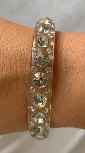 Pulseira em acrílico com aplicações.