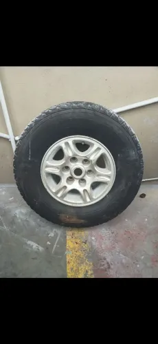 Roda com pneu da Silverado aro 15