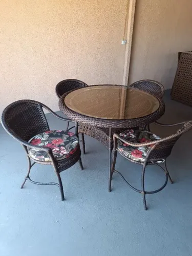 Jogo de mesa com 4 poltronas em fibra sintetica