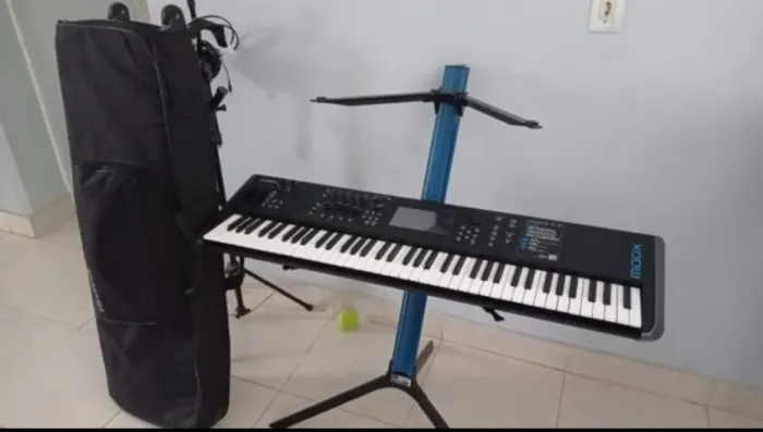 Teclado Sintetizador Yamaha MODX7 + Capa Bag + Suporte Stay