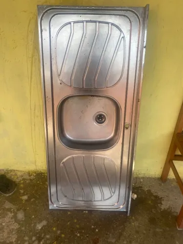 Pia de inox para cozinha, com design moderno e tamanho grande