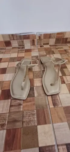 Sandálias Femininas Bege dourada com Strass