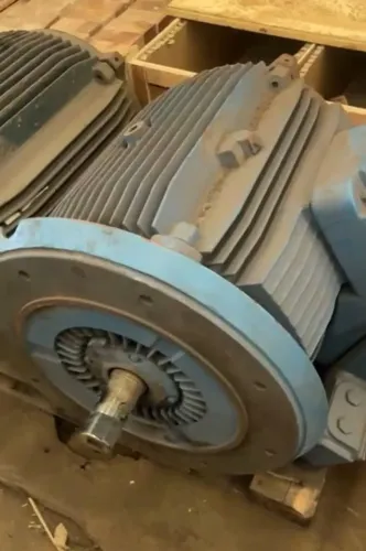 À VENDA: Motor WEG 150CV - 2 Polos | 3580 RPM - SEM PÉ