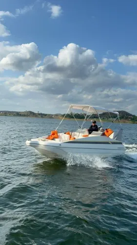 Lancha impecável para seus momentos de lazer!