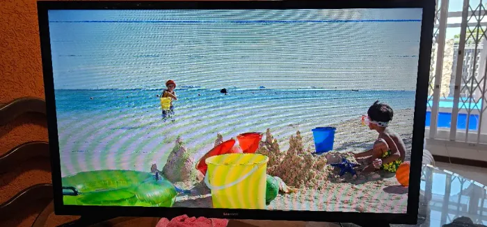 TV Samsung Smart 32pol com detalhe na imagem