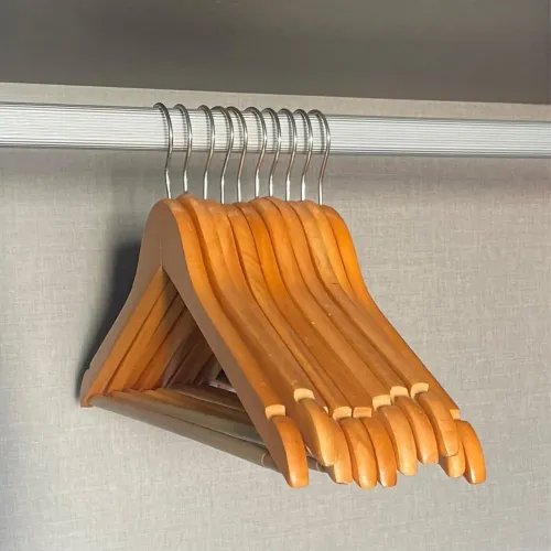 Vendo kit de 10 cabides de madeira 