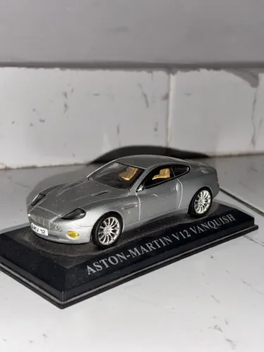 MINIATURA ASTON-MARTIN V12 VANQUISH