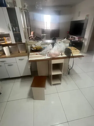 Mesa dobrável com 4 bancos