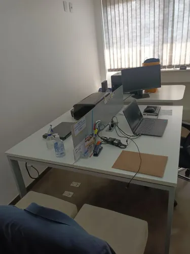 Mesa de Escritório Funcional e Moderna