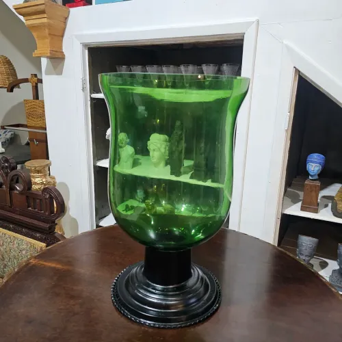 Decoração antiga, vaso de vidro grande verde com base de metal 