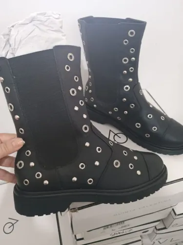Bota coturno preto com tachas pratas n°39/40 novo