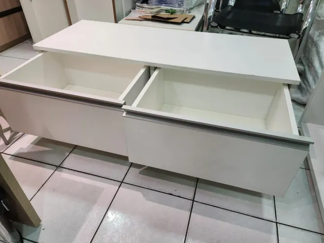 Móvel com dois gaveteiros com puxadores de alumínio em MDF, todo na fórmica