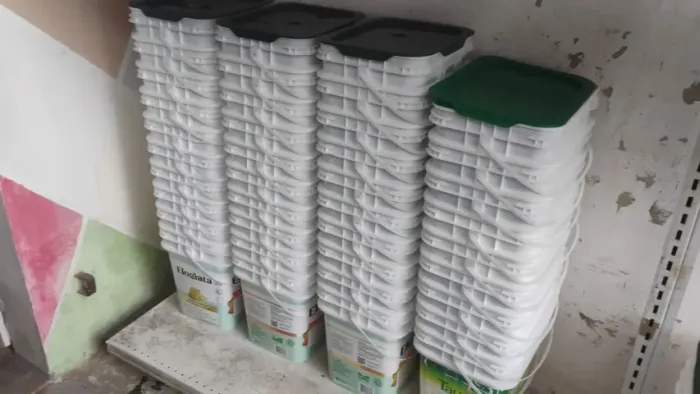 Balde quadrado de 15kg. Limpo e com tampa. Valor: 5,00 reais cada.  