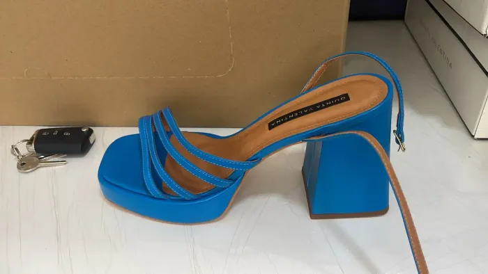 Sandália Azul salto grosso Quinta Valentina novo n°38