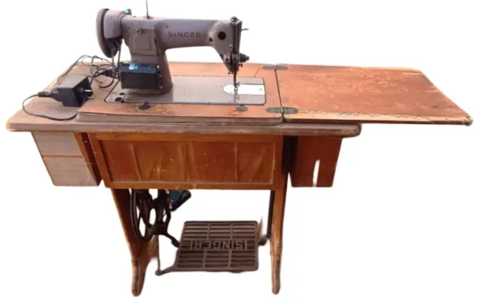 Maquina de Costura Antiga Singer Mod. 15C com Mesa Original e Motor Eletrico