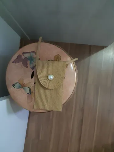 Bolsa de Ombro em Palha com Detalhe em Pérola