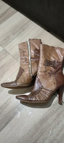 Botas de couro marrom