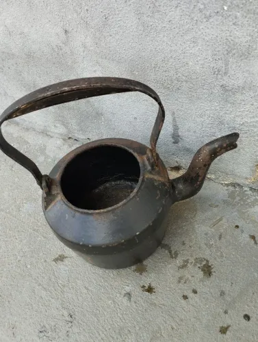 Chaleira antiga ferro fundido.