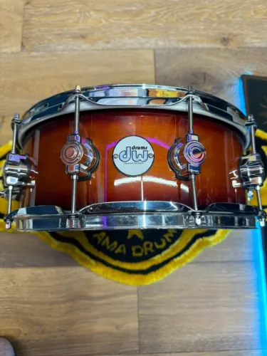 Caixa de Bateria DW Design 14x6 Tobacco Burst Versátil