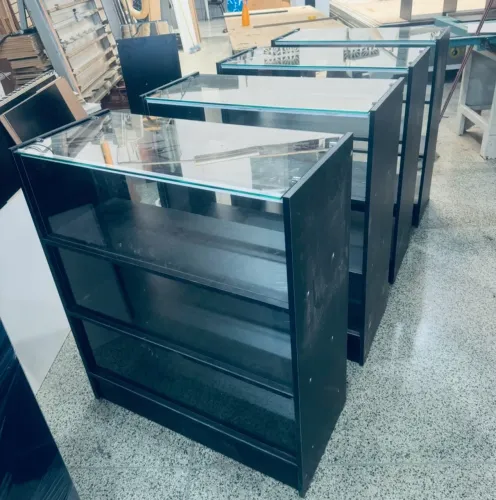 Balcão vitrine tampo de vidro bolo preto
