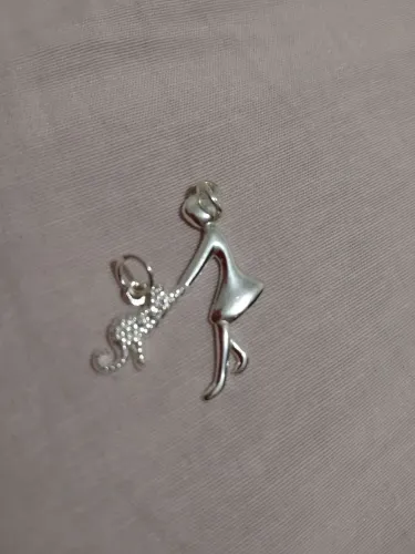 Pingente de prata com mulher e pet