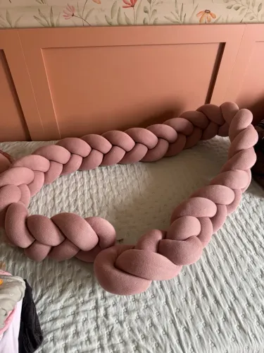 Protetor de berço trançado rosa