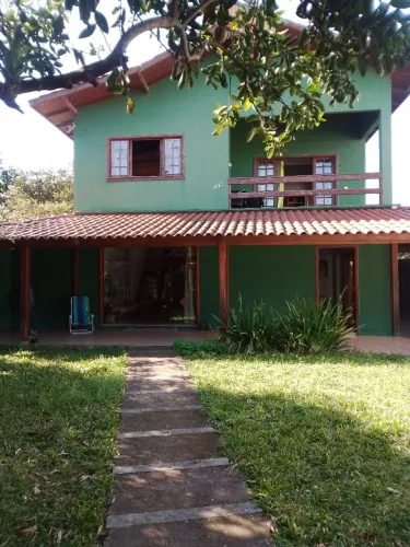 Casa a venda com excelente localização no Rio Tavares, próxima da Lagoinha Pequena